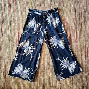Size XS wide leg cropped tropical Roxy pants